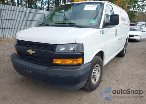 2018 Chevrolet Express 2500 Work Van z USA, uszkodzony, nr VIN 1GCWGAFP2J1336681